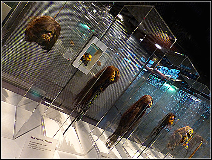 Cheveux cheris Frivolites et trophees - Musee du Quai Branly (Paris)